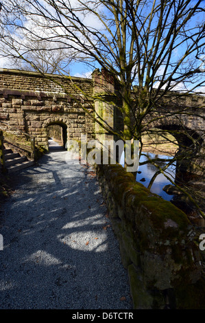 Acquedotto ornati sul fiume Wharfe vicino a Bolton Abbey sul modo Dales a lunga distanza sentiero in Wharfedale West Yorkshire Foto Stock