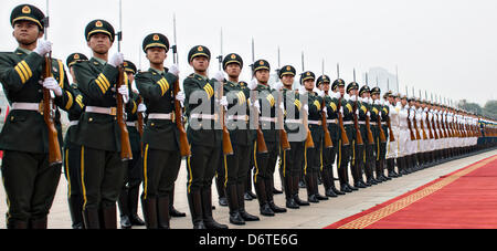 Dell'Esercito Popolare di Liberazione cinese la Guardia d'onore line up per la cerimonia di arrivo del generale americano Martin Dempsey Aprile 22, 2013 a Pechino, in Cina. Foto Stock