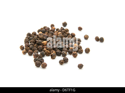 Grani di pepe nero isolato su sfondo bianco Foto Stock