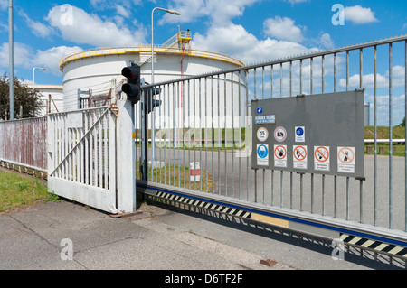 Porta di metallo nella parte anteriore di un'area con serbatoi dell'olio nel porto di Amsterdam Foto Stock