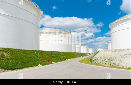 Fila di grandi serbatoi di bianco per la benzina e il petrolio nel porto di Amsterdam Foto Stock