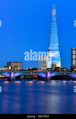 Shard al crepuscolo, London Bridge Quarter, Southwark Bridge, London, Regno Unito Foto Stock