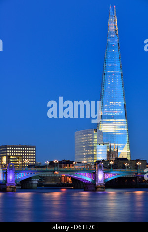 Shard al crepuscolo, London Bridge Quarter, Southwark Bridge, London, Regno Unito Foto Stock