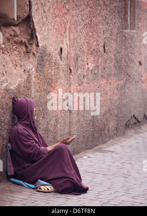 Street mendicante a Marrakech, Marocco Foto Stock