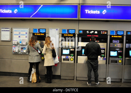 Pendolari comprare il biglietto presso una stazione della metropolitana di Londra, Regno Unito. Foto Stock