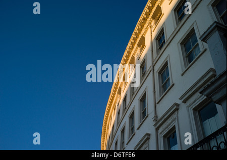 La luce del sole sulla terrazza regency di case,Adelaide Crescent, Palmeira Square Brighton e Hove, Regno Unito Foto Stock