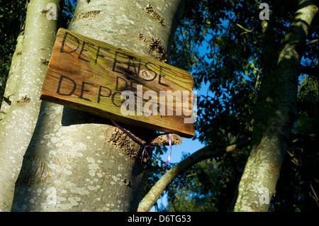 Dipinto a mano segno di legno inchiodati ad albero, Normandia, Francia Foto Stock