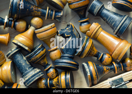 Molti vintage pezzi di scacchi all'interno di una scatola di legno Foto Stock