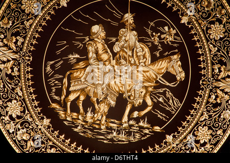 TOLEDO - Marzo 8: dettaglio dei tipici damascene piastra con il Don Chisciotte e Sancho Panza. Artigianato tradizionale con metallo