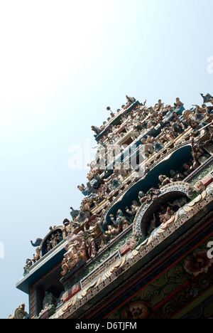 Vista guardando verso l'alto a divinità che ornano la un tempio indù nel mercato Pettah in Colombo, Sri Lanka. Foto Stock