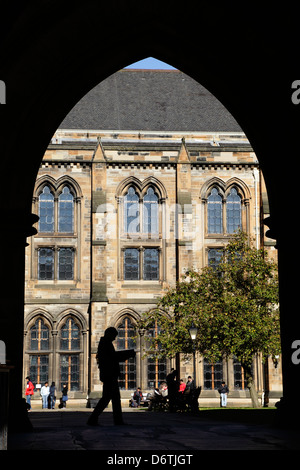 Vista attraverso un arco che conduce al Quadrangle Est sulla University of Glasgow Gilmorehill Campus, Glasgow, Scozia, Regno Unito Foto Stock