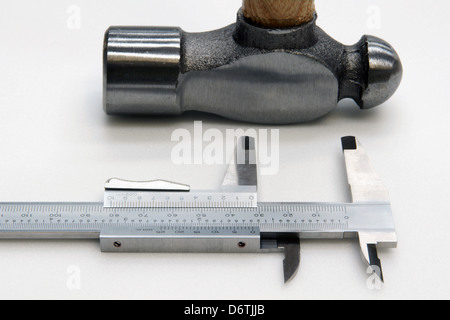 Ingegneri martello e un calibro di Vernier Foto Stock