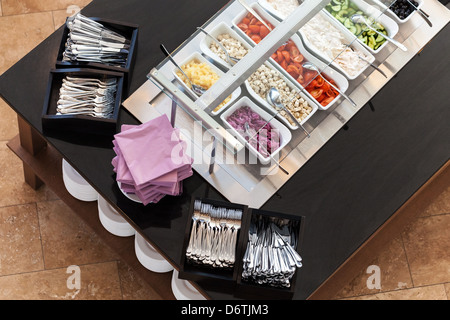 La prima colazione a buffet del tema. Vista dall'alto sulla tavola nera con insalate e antipasti Foto Stock