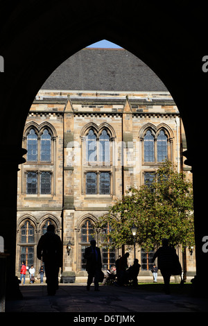 Vista attraverso un arco che conduce al Quadrangle Est sulla University of Glasgow Gilmorehill Campus, Glasgow, Scozia, Regno Unito Foto Stock