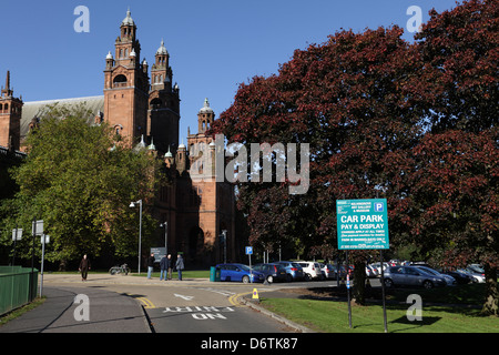 Ingresso al parcheggio pubblico presso la Kelvingrove Art Gallery and Museum di Glasgow, Scozia, Regno Unito Foto Stock