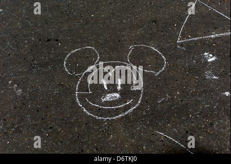 Chalk graffiti, Mickey Mouse, Brighton Foto Stock