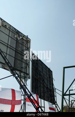 St George cross bandiere legata alla pubblicità cartelloni presso un'Inghilterra overseas test match in Colombo, Sri Lanka Foto Stock