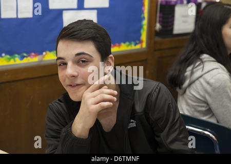9° livello insegnante di studi sociali si impegna gli studenti con la guerra di Troia in una storia greca unità. Queens, NY Foto Stock