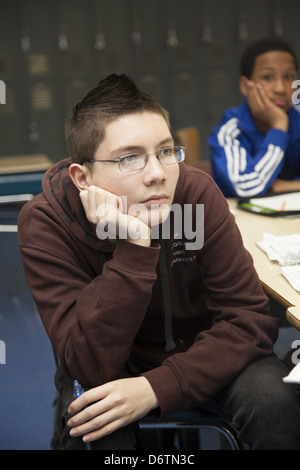 9° livello insegnante di studi sociali si impegna gli studenti con la guerra di Troia in una storia greca unità. Queens, NY Foto Stock