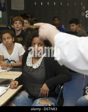 9° livello insegnante di studi sociali si impegna gli studenti con la guerra di Troia in una storia greca unità. Queens, NY Foto Stock