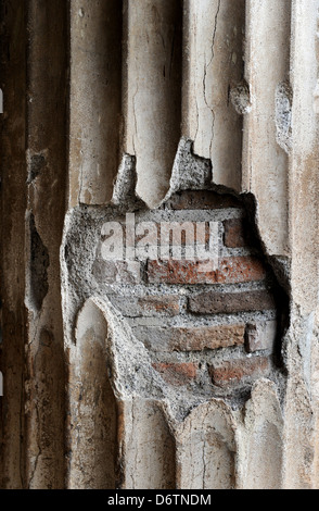 Ercolano, Baia di Napoli, Italia. In cotto romano e la colonna Dettagli. Foto di Paolo Heyes, giovedì 28 marzo, 2013. Foto Stock