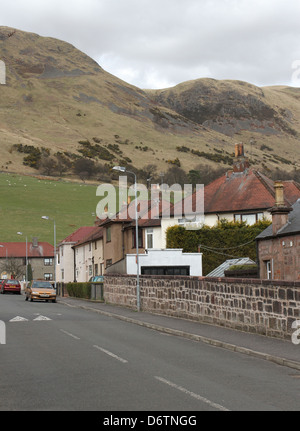 Tillicoultry street scene con Ochil Hills clackmannanshire scozia aprile 2013 Foto Stock