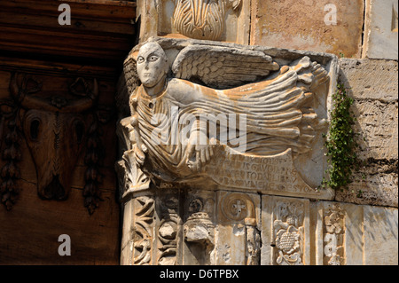 Italia, Umbria, Bevagna, Piazza Silvestri, chiesa di San Michele Foto Stock