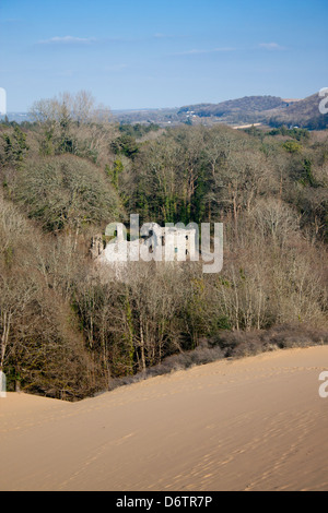 Il castello di Candleston visto da Merthyr Mawr dune di sabbia Bridgend County South Wales UK Foto Stock
