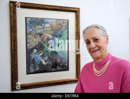 Collezionista d'arte Angela Rosengart il 11 aprile 2013 in Riegel vicino a Freiburg ( Germania ) accanto ad un lavoro di artista Marc Chagall. Foto Stock
