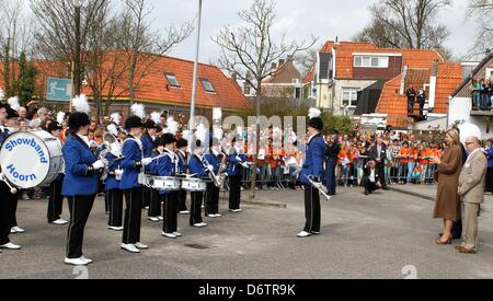 Hoorn Paesi Bassi. Il 23 aprile 2013. HRH Principessa Maxima HRH Principessa Máxima visiti la Show Band Hoorn in Hoorn. Il più giovane dei membri della band, giovani Hoorn, portare una serenata alla principessa.Giovani Hoorn suona con un gruppo di giovani majorettes, chiamato minirettes, per la principessa. Credito: DPA/Alamy Live News Foto Stock