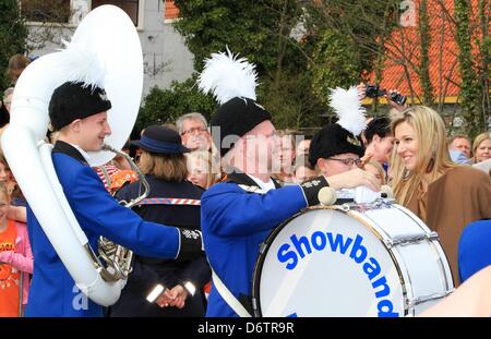 Hoorn Paesi Bassi. Il 23 aprile 2013. Dutch Crown Princess Maxima visiti la Show Band Hoorn in Hoorn. Il più giovane dei membri della band, giovani Hoorn, portare una serenata alla principessa.Giovani Hoorn suona con un gruppo di giovani majorettes, chiamato minirettes, per la principessa. Piscina/p.v.Katwijk/credito: DPA/Alamy Live News Foto Stock