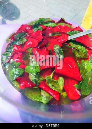 Barcellona, Spagna. Il 23 aprile 2013. Sant Jordi 2013: Saint George's festeggiamenti tenutasi a Barcellona il 23 aprile. Rose Bowl drink.Credit: Monica Condeminas/Alamy Live News Foto Stock