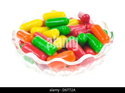 Un piatto pieno di frutta aromatizzato gomma su uno sfondo bianco. Foto Stock