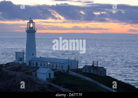 Sud pila faro al tramonto Ynys Lawd Isola Santa Ynys Gybi Isola di Anglesey North Wales UK Foto Stock