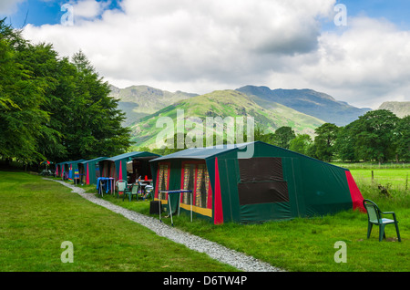 Campeggio in The Langdale Valley nel Parco Nazionale del Distretto dei Laghi, Cumbria, Inghilterra. Foto Stock