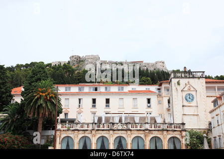 Basso angolo di visione degli edifici, il Palazzo del Governatore, Fortezza Spagnola, Hvar, Split-Dalmatia County, Croazia Foto Stock