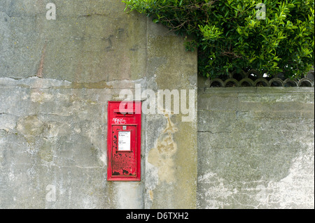 Red post office letterbox in parete, Hastings, Regno Unito Foto Stock