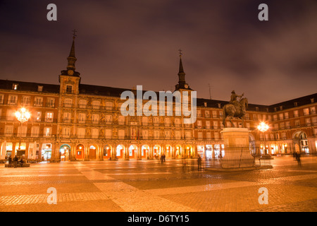 MADRID - 9 Marzo: Plaza Mayor di mattina al tramonto con la statua di Philips III e la Casa de la Panaderia nel Marzo 9, 2013 in Spagna. Foto Stock