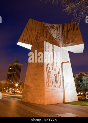 Madrid - una parte del monumento al Descubrimiento de America da Joaquin Vaquero Turcios nel crepuscolo Foto Stock