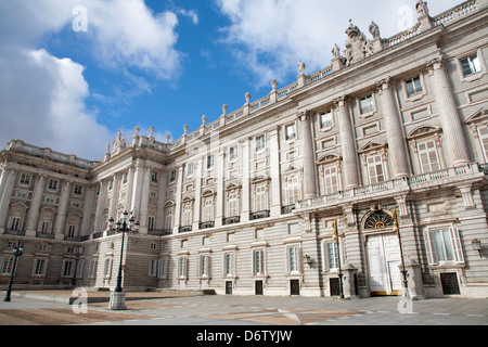 MADRID - MARZO 10: Nord - Est della facciata del Palazzo Reale o palazzo reale Foto Stock