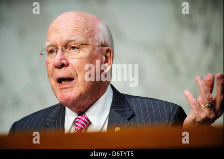 Washington, Distretto di Columbia, Stati Uniti Aprile 23, 2013. Il presidente del comitato Patrick Leahy (R-VT) domande Homeland Security Segretario Janet Napolitano come lei testimonia davanti alla commissione giudiziaria del Senato nel corso di una audizione circa la sicurezza alle frontiere, opportunità economiche, e l'immigrazione Modernization Act. Immagine di credito: credito: Pete Marovich/ZUMAPRESS.com/Alamy Live News Foto Stock