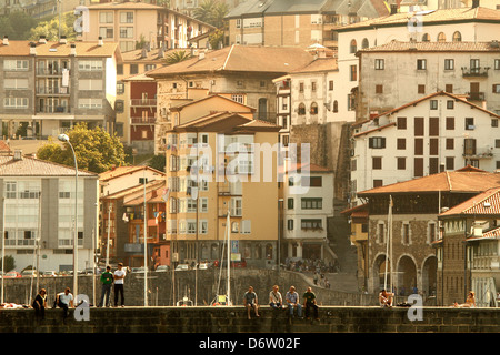 Pomeriggio estivo nel porto di Mutriku. Foto Stock