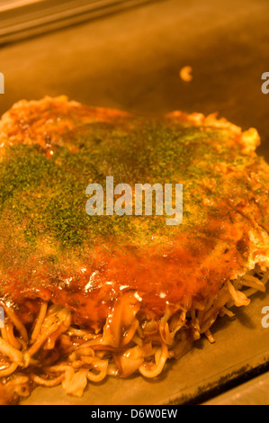 In stile giapponese pancake Okonomiyaki Foto Stock