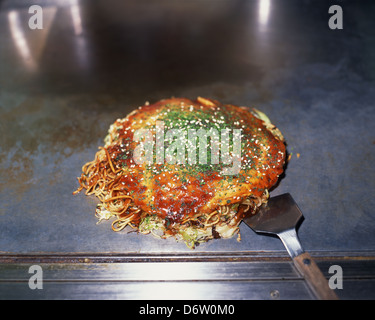 In stile giapponese pancake Okonomiyaki Foto Stock