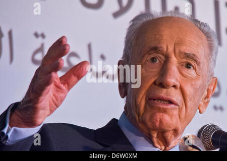 Nazareth, Israele. Il 23 aprile 2013. Il Presidente dello Stato di Israele, Shimon Peres, parla della sua visione di un nuovo Medio Oriente e la sua interpretazione della primavera araba alla cerimonia di inaugurazione del nuovo Nazareth Industrial Park. Nazareth, Israele. 23-Aprile-2013. Il nuovo Stef Wertheimer Industrial Park, un modello comune di imprenditorialità israelo-arabi, costruita con un investimento di 20 milioni di dollari, 18.000 metri quadrati complesso è atteso fornire 1.000 posti di lavoro e rafforzare l'economia locale.Credit: Nir Alon/Alamy Live News Foto Stock