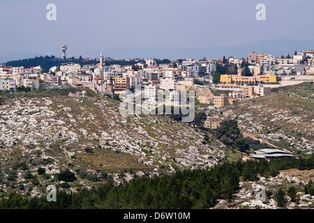 Nazareth, Israele. Il 23 aprile 2013. Una vista di Nazaret dal nuovo parco industriale. Il parco è situato in corrispondenza di un punto di incontro di Israele la diverse popolazioni, appena al di sotto del santo cristiano sito di Monte precipizio. Nazareth, Israele. 23-Aprile-2013. Il nuovo Stef Wertheimer Industrial Park, un modello comune di imprenditorialità israelo-arabi, costruita con un investimento di 20 milioni di dollari, 18.000 metri quadrati complesso è atteso fornire 1.000 posti di lavoro e rafforzare l'economia locale.Credit: Nir Alon/Alamy Live News Foto Stock