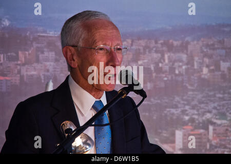 Nazareth, Israele. Il 23 aprile 2013. Governatore della Banca d'Israele Stanley Fischer, parla alla cerimonia di inaugurazione del nuovo Stef Wertheimer Nazaret Industrial Park. Nazareth, Israele. 23-Aprile-2013. Il nuovo Stef Wertheimer Industrial Park, un modello comune di imprenditorialità israelo-arabi, costruita con un investimento di 20 milioni di dollari, 18.000 metri quadrati complesso è atteso fornire 1.000 posti di lavoro e rafforzare l'economia locale.Credit: Nir Alon/Alamy Live News Foto Stock