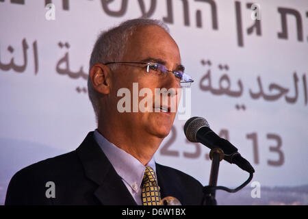 Nazareth, Israele. Il 23 aprile 2013. Eli Gelman, Presidente e CEO di Amdocs, parla alla cerimonia di inaugurazione del nuovo Stef Wertheimer Nazaret Industrial Park. Nazareth, Israele. 23-Aprile-2013. Il nuovo Stef Wertheimer Industrial Park, un modello comune di imprenditorialità israelo-arabi, costruita con un investimento di 20 milioni di dollari, 18.000 metri quadrati complesso è atteso fornire 1.000 posti di lavoro e rafforzare l'economia locale.Credit: Nir Alon/Alamy Live News Foto Stock