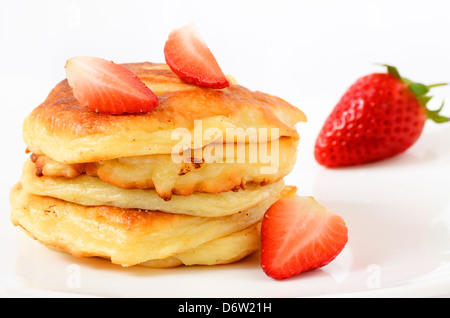 Formaggio di casa frittelle e fragole su una piastra bianca Foto Stock