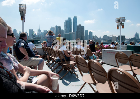 Persone su un cerchio di linea di crociera di Manhattan a New York City, Stati Uniti d'America Foto Stock